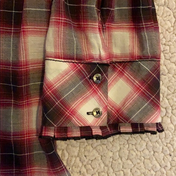 GUESS Plaid Button Up V-Neck 🔥 - Picture 2 of 6